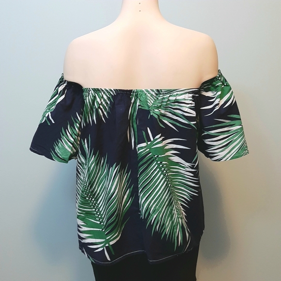 🅱️🅾️G🅾️ Navy tropical print crop shoulder top - Picture 2 of 4